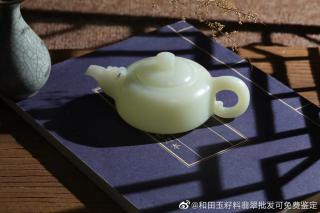 今天来详细说说和田玉白度种类有哪些?说说和田玉不同光线下的色差?